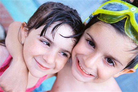 simsearch:700-00424056,k - Portrait de garçon et fille dans la piscine Photographie de stock - Rights-Managed, Code: 700-00424425
