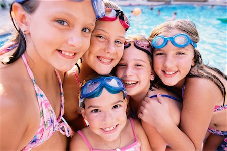 Portrait de jeunes filles au bord de piscine Photographie de stock - Rights-Managed, Code: 700-00424422