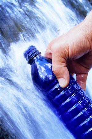 Remplir la bouteille d'eau en cascade Photographie de stock - Rights-Managed, Code: 700-00424586