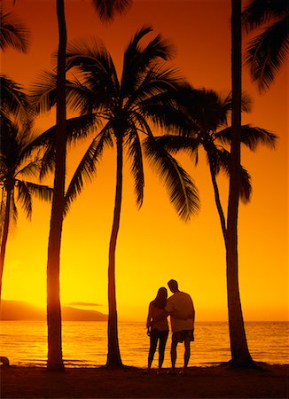 simsearch:700-00605199,k - Couple debout sur la plage Oahu, Hawaii, Etats-Unis Photographie de stock - Rights-Managed, Code: 700-00425121