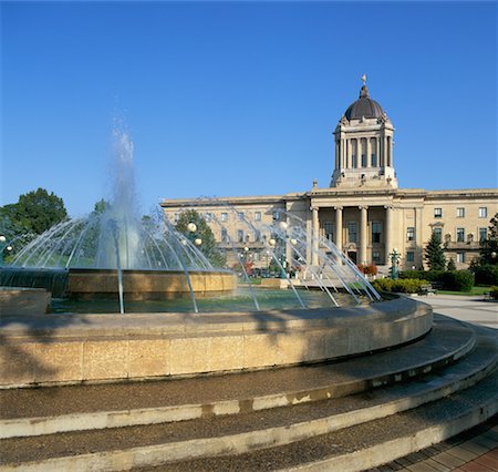 Fontaine d'eau et le Palais législatif, Winnipeg, Manitoba, Canada Photographie de stock - Rights-Managed, Code: 700-00425565