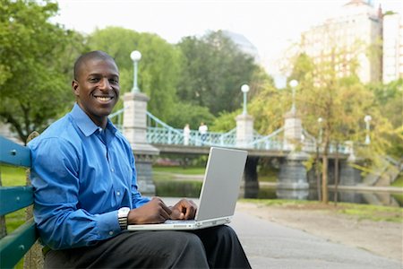 Mann mit Laptop im Stadtpark Stockbilder - Lizenzpflichtiges, Bildnummer: 700-00429879