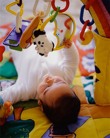 simsearch:700-01953894,k - Baby Playing with Baby Gym Foto de stock - Direito Controlado, Número: 700-00438914