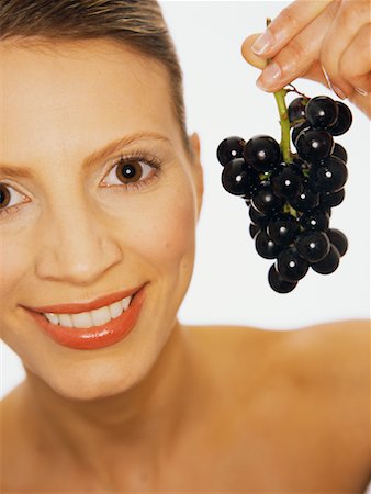 simsearch:700-01296030,k - Portrait of Woman Holding Grapes Foto de stock - Con derechos protegidos, Código: 700-00439047