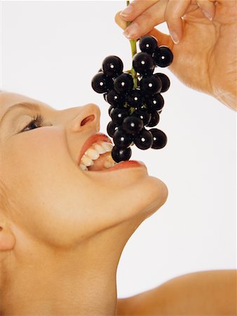 passion fruit - Portrait de femme, manger des raisins Photographie de stock - Rights-Managed, Code: 700-00439048