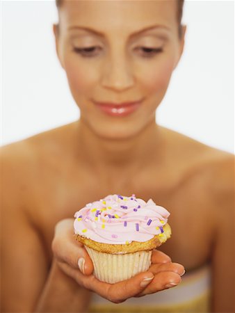 simsearch:700-01198745,k - Portrait de femme tenant Cupcake Photographie de stock - Rights-Managed, Code: 700-00439055