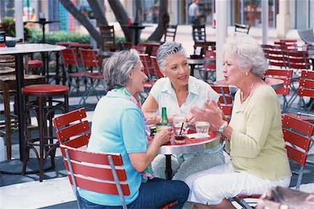 simsearch:700-00425293,k - Frauen sitzen im Café im freien Stockbilder - Lizenzpflichtiges, Bildnummer: 700-00439231