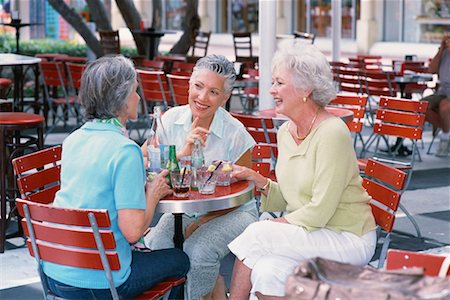 simsearch:700-00425293,k - Frauen sitzen im Café im freien Stockbilder - Lizenzpflichtiges, Bildnummer: 700-00439232