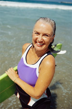 simsearch:700-00439937,k - Woman Carrying Surfboard Foto de stock - Direito Controlado, Número: 700-00439938