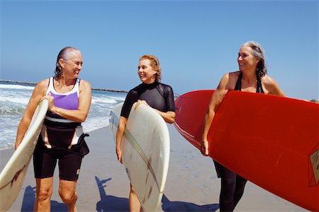 simsearch:700-00439937,k - Three Women Carrying Surfboards Foto de stock - Direito Controlado, Número: 700-00439932