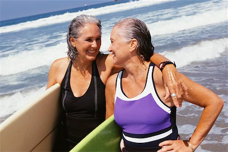 simsearch:700-00439937,k - Two Women Carrying Surfboards Foto de stock - Direito Controlado, Número: 700-00439933