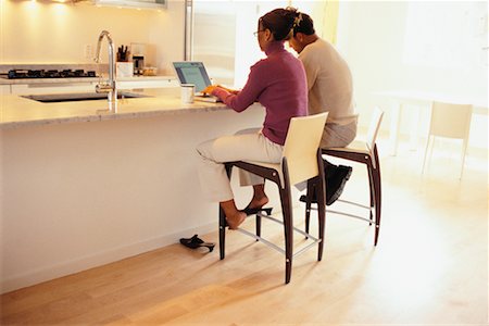 simsearch:600-01041567,k - Couple Doing Computer Banking in Kitchen Foto de stock - Con derechos protegidos, Código: 700-00439981