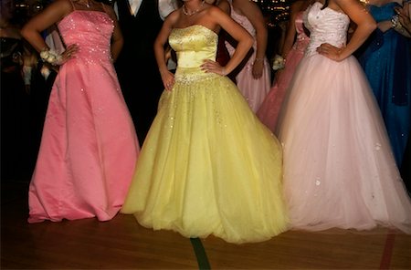 prom dresses - Three Girls in Prom Dresses Foto de stock - Con derechos protegidos, Código: 700-00430043