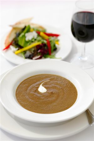 pilzsuppe - Pilzsuppe mit Wein und Salat serviert Stockbilder - Lizenzpflichtiges, Bildnummer: 700-00430107