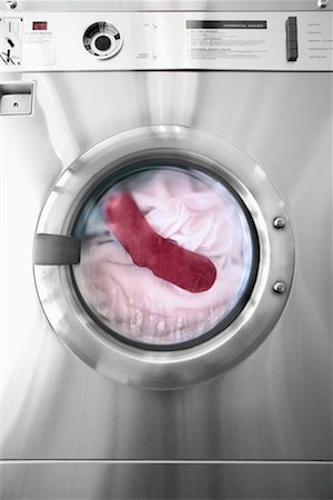 simsearch:693-06021547,k - Red Sock With White Clothing In Washing Machine Foto de stock - Direito Controlado, Número: 700-00430141