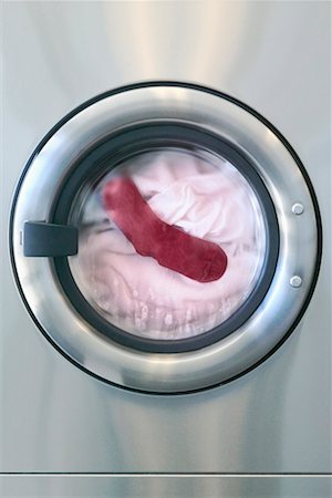 simsearch:693-06021547,k - Red Sock With White Clothing In Washing Machine Foto de stock - Direito Controlado, Número: 700-00430142