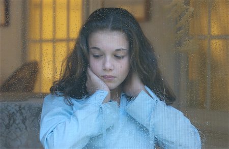 rain little girl - Fille assise à la fenêtre Photographie de stock - Rights-Managed, Code: 700-00430736