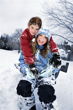simsearch:700-00458157,k - Two Girls Playing in the Snow Foto de stock - Con derechos protegidos, Código: 700-00458158