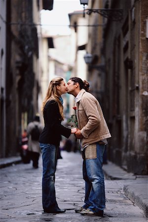 simsearch:700-00263120,k - Couple Kissing in Street Foto de stock - Direito Controlado, Número: 700-00458286