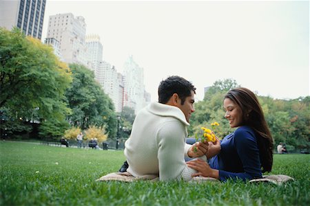 simsearch:700-00527047,k - Couple allongé sur une couverture à Central Park, New York City, New York, États-Unis Photographie de stock - Rights-Managed, Code: 700-00458310
