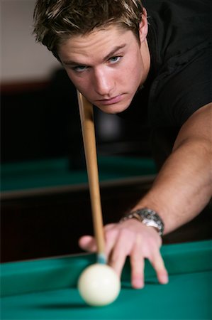 salle de billard - Homme jouant piscine Photographie de stock - Rights-Managed, Code: 700-00453414