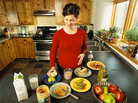 simsearch:700-01837411,k - Schwangere Frau in der Küche mit Essen Stockbilder - Lizenzpflichtiges, Bildnummer: 700-00453451