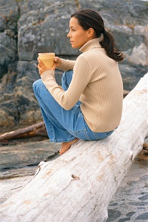 simsearch:700-03240871,k - Woman Sitting on Log with Coffee Foto de stock - Con derechos protegidos, Código: 700-00453567