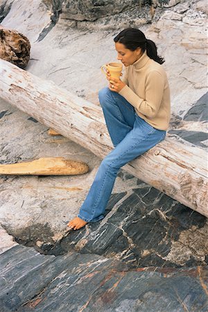 simsearch:700-03240871,k - Woman Sitting on Log with Coffee Foto de stock - Con derechos protegidos, Código: 700-00453568