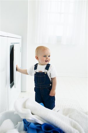 simsearch:700-00476757,k - Boy Standing by Dryer Foto de stock - Con derechos protegidos, Código: 700-00476751