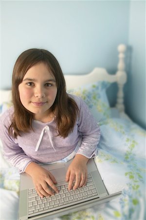 Jeune fille à l'aide d'ordinateur portable Photographie de stock - Rights-Managed, Code: 700-00477139