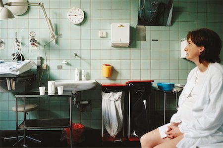 reparto maternità - Pregnant Woman Looking at Clock in Hospital Room Fotografie stock - Rights-Managed, Codice: 700-00477489