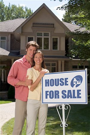 Couple de signe et de la maison nouvellement achetée Photographie de stock - Rights-Managed, Code: 700-00477562