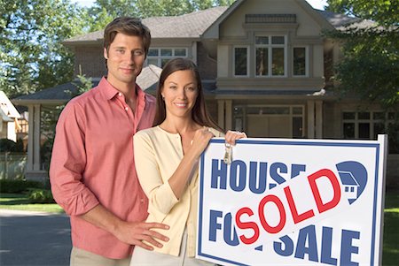 Couple de signe et de la maison nouvellement achetée Photographie de stock - Rights-Managed, Code: 700-00477563