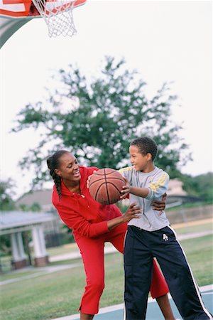 simsearch:700-02125516,k - Mutter und Sohn, die Basketball spielen Stockbilder - Lizenzpflichtiges, Bildnummer: 700-00477809