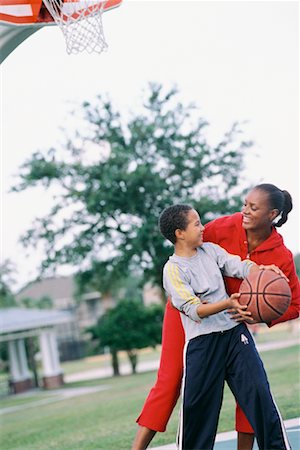 simsearch:700-02125516,k - Mutter und Sohn, die Basketball spielen Stockbilder - Lizenzpflichtiges, Bildnummer: 700-00477810