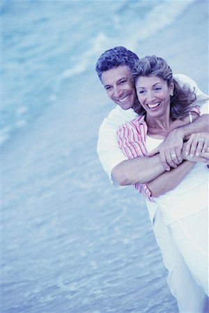 simsearch:700-03814468,k - Couple s'enlaçant sur une plage Photographie de stock - Rights-Managed, Code: 700-00477838