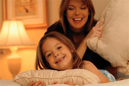 david p. hall - Mother and Daughter in Bedroom Foto de stock - Direito Controlado, Número: 700-00478019