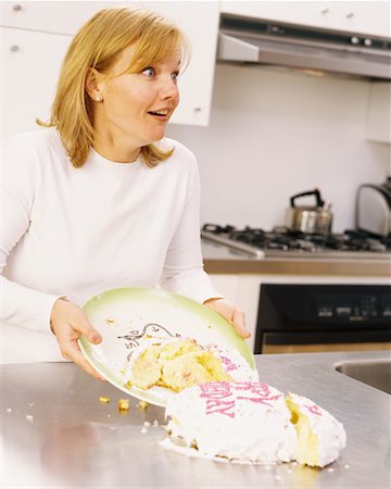 simsearch:700-02972813,k - Woman dropping Cake Foto de stock - Con derechos protegidos, Código: 700-00478195
