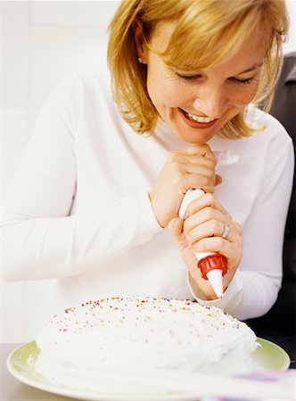 simsearch:700-02972809,k - Woman Preparing Cake Foto de stock - Con derechos protegidos, Código: 700-00478193