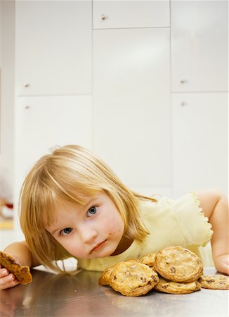 simsearch:700-00478241,k - Child Eating Cookies Foto de stock - Con derechos protegidos, Código: 700-00478236