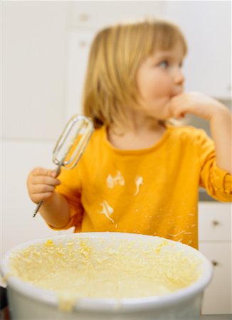 sucer son pouce - Enfant dégustation Cake Mix Photographie de stock - Rights-Managed, Code: 700-00478230