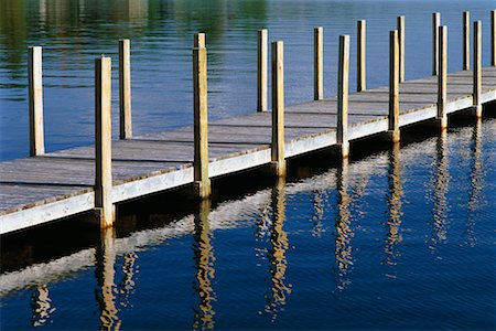 Dock and Reflection in Water, Lake George, Adirondack Park, New York State, USA Foto de stock - Con derechos protegidos, Código: 700-00478382