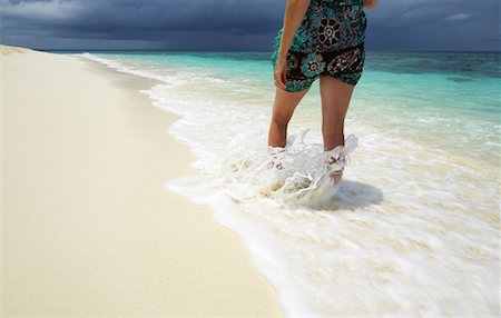 simsearch:700-00507046,k - Woman Walking on the Beach, Maldives Fotografie stock - Rights-Managed, Codice: 700-00478596
