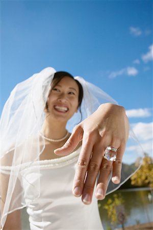 simsearch:693-06022196,k - Bride Showing Off Her Ring Foto de stock - Con derechos protegidos, Código: 700-00478733