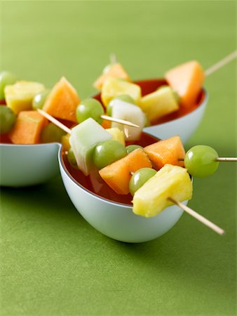 simsearch:700-01172123,k - Brochettes de fruits Photographie de stock - Rights-Managed, Code: 700-00506799