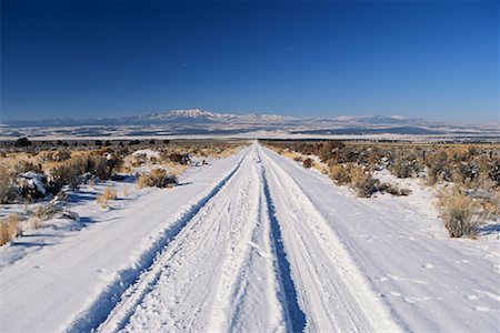 simsearch:700-00079627,k - Chemins de roulement sur la neige couverte Road Photographie de stock - Rights-Managed, Code: 700-00514128