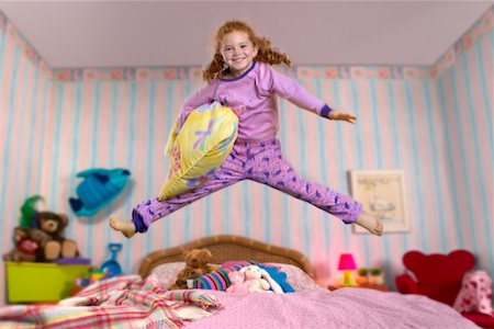 simsearch:700-00150762,k - Jeune fille sautant sur le lit Photographie de stock - Rights-Managed, Code: 700-00514821