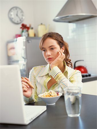 simsearch:700-00561804,k - Teenager Eating Cereal While Looking at Computer Foto de stock - Con derechos protegidos, Código: 700-00515127