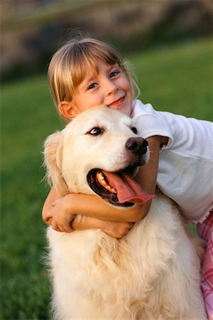 simsearch:700-00795908,k - Jeune fille embrassant chien Photographie de stock - Rights-Managed, Code: 700-00515139