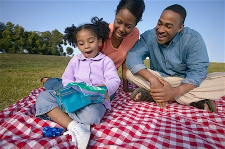 Mother, Father and Daughter Outdoors Foto de stock - Con derechos protegidos, Código: 700-00515371